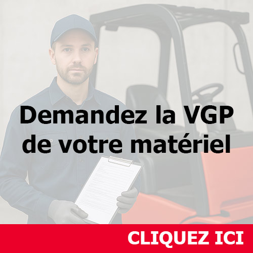 Technicien assurant la VGP d'un chariot élévateur