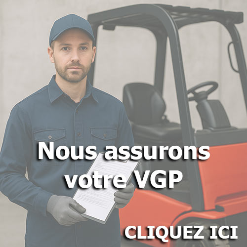 Technicien assurant la VGP d'un chariot élévateur