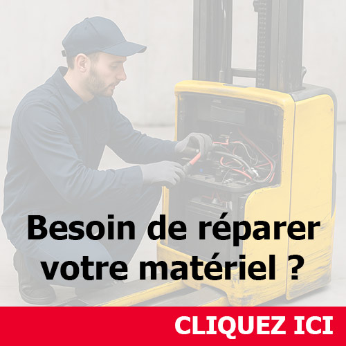 Technicien réparant un chariot élévateur
